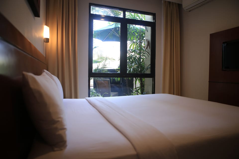 Junior Suite, 2 Bedrooms | In-room safe, desk, free cribs/infant beds, rollaway beds