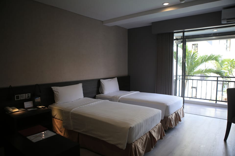 Deluxe Room | In-room safe, desk, free cribs/infant beds, rollaway beds