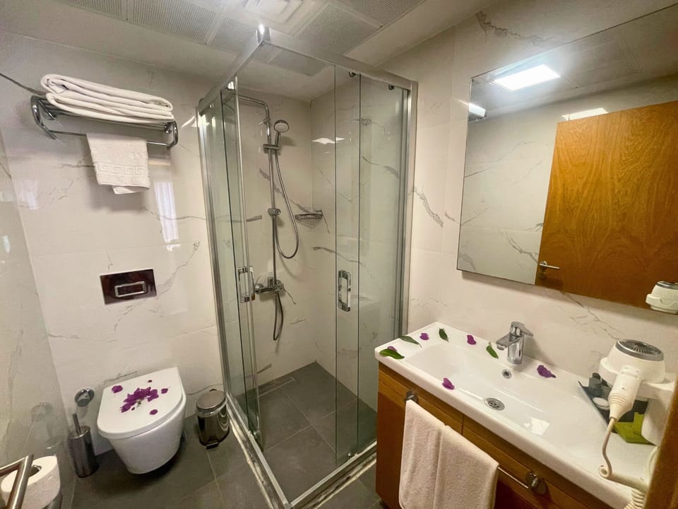 Comfort Room, 1 Bedroom, Garden View | Bathroom | Shower, rainfall showerhead, free toiletries, hair dryer