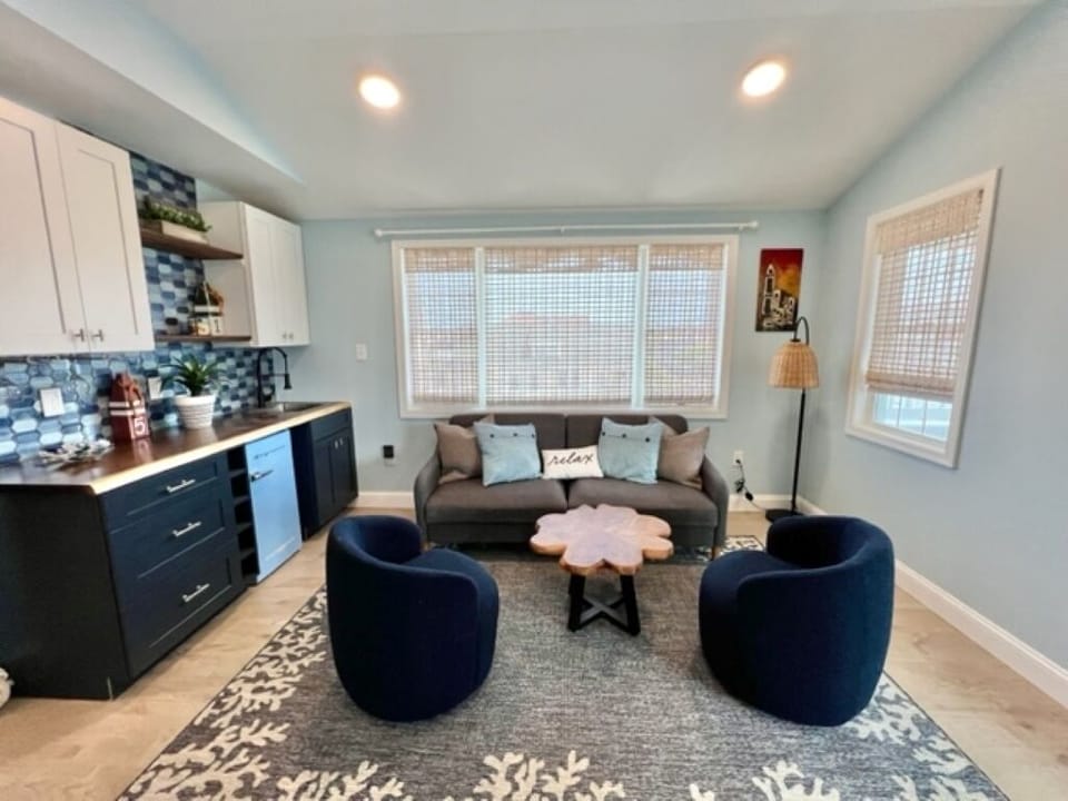 3rd Floor-Sail Away Suite-seating area