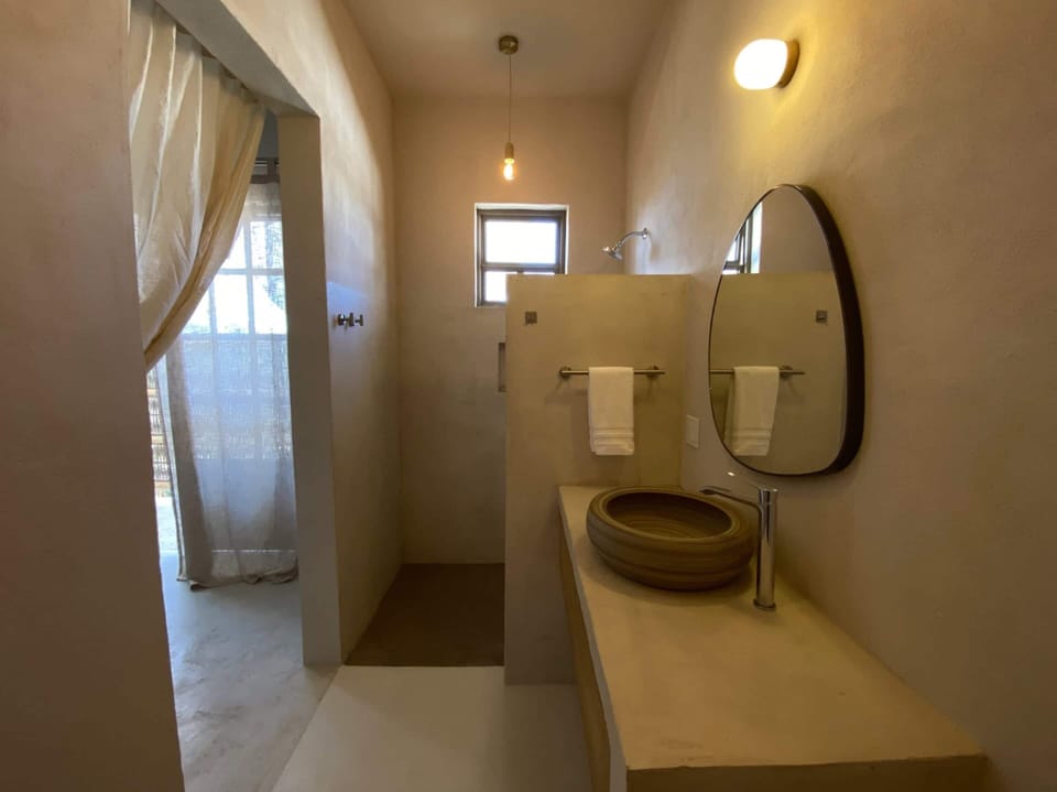 Classic Room, 1 Queen Bed | Bathroom | Shower, free toiletries, towels