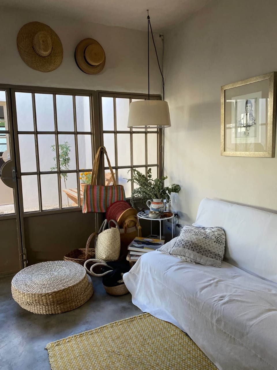 Classic Room, 1 Queen Bed | Living area