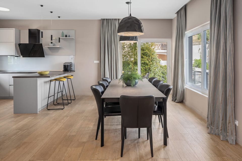 A fully equipped kitchen (microwave, Dolce Gusto, wine fridge, ice maker...)