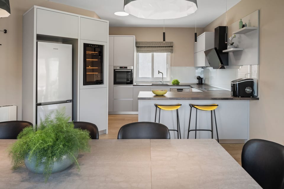 A fully equipped kitchen (microwave, Dolce Gusto, wine fridge, ice maker...)
