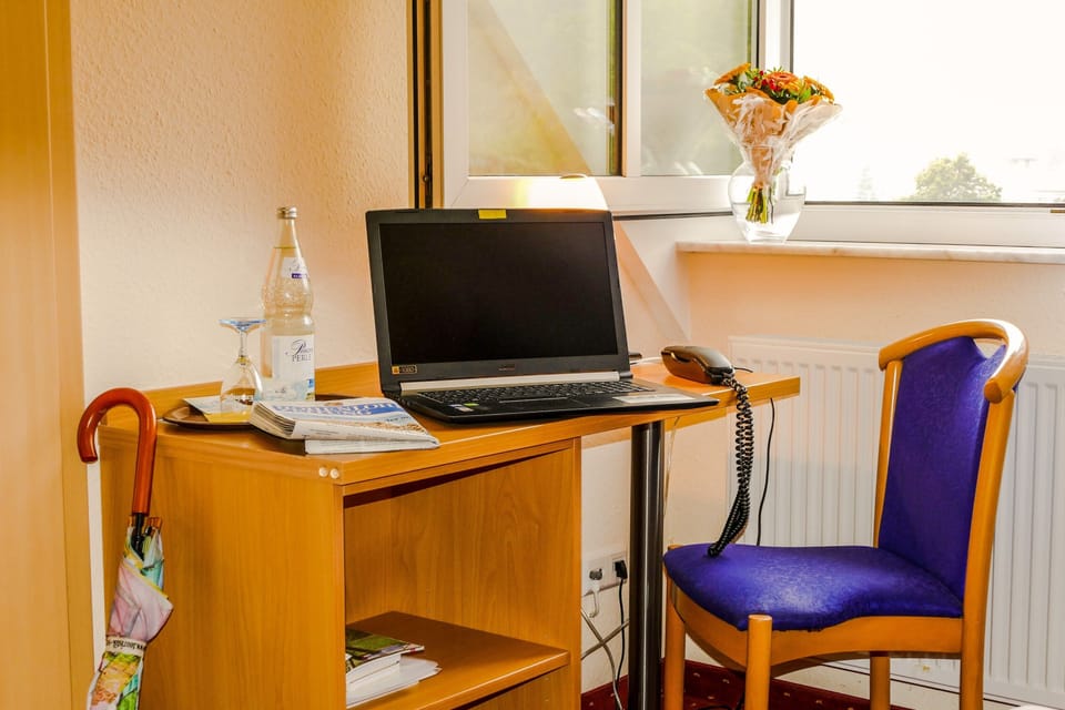 Double room with French bed, hotel | Individually decorated, individually furnished, desk, soundproofing