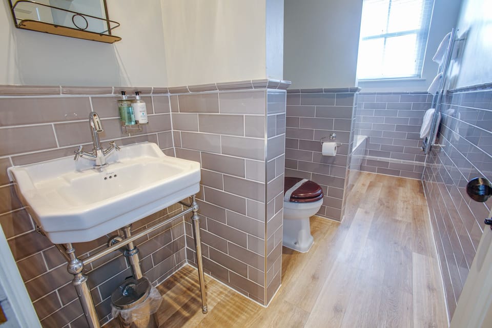 Family Room | Bathroom | Free toiletries, towels