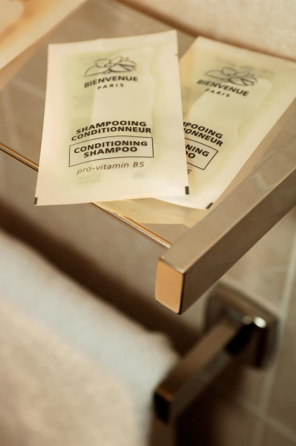 Combined shower/tub, towels