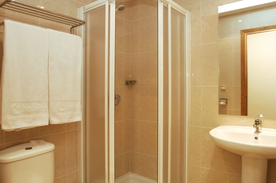 Combined shower/tub, towels