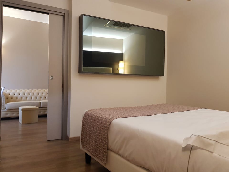 Suite | Egyptian cotton sheets, premium bedding, minibar, in-room safe
