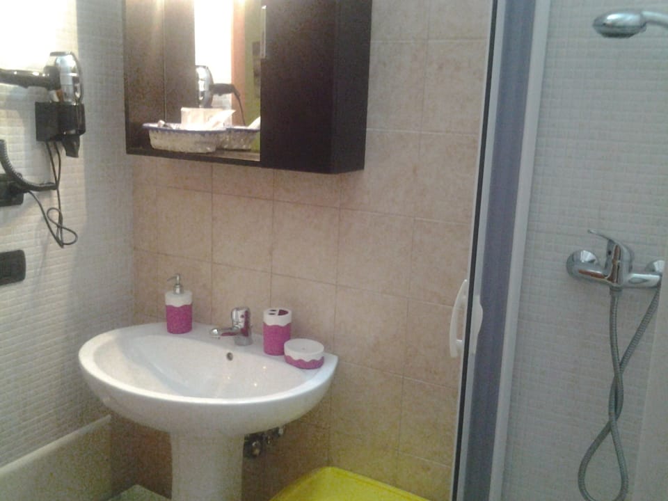 Double Room | Bathroom | Shower, bidet, towels