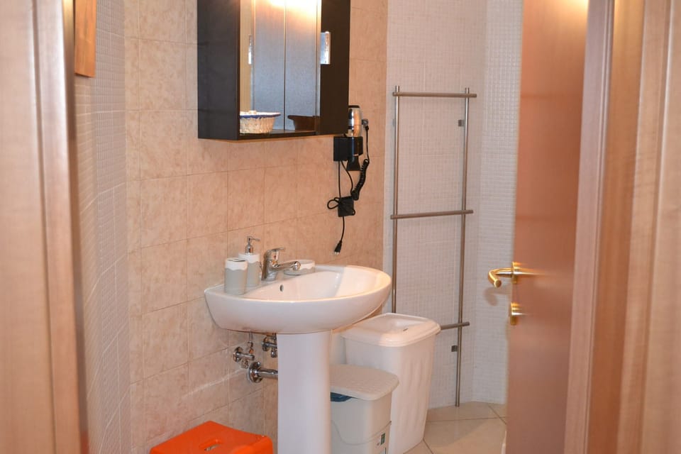 Shower, bidet, towels