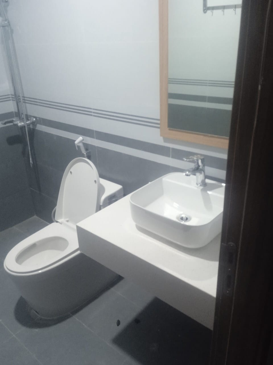 Shower, free toiletries, slippers, bidet
