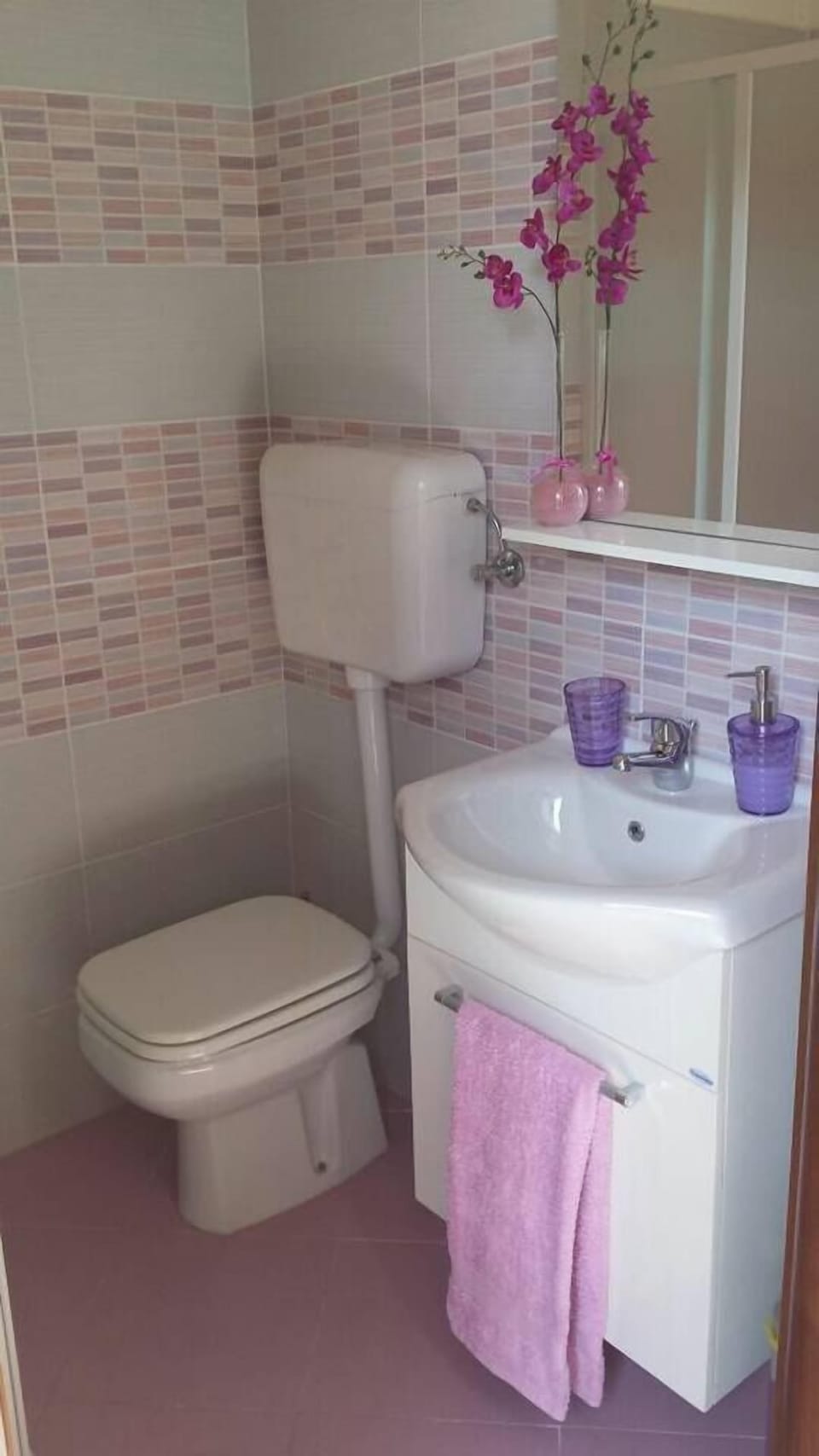 Double Room | Bathroom | Shower, free toiletries, hair dryer, bathrobes