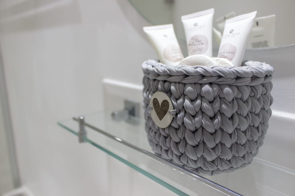 Shower, rainfall showerhead, free toiletries, hair dryer (on request)