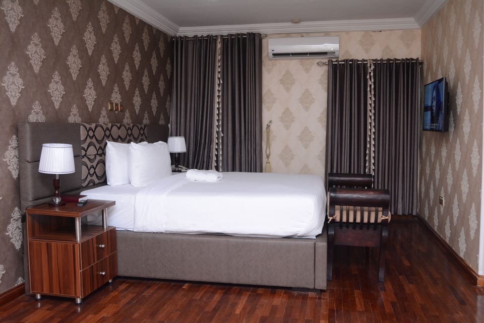Presidential Suite | Premium bedding, down comforters, desk, laptop workspace