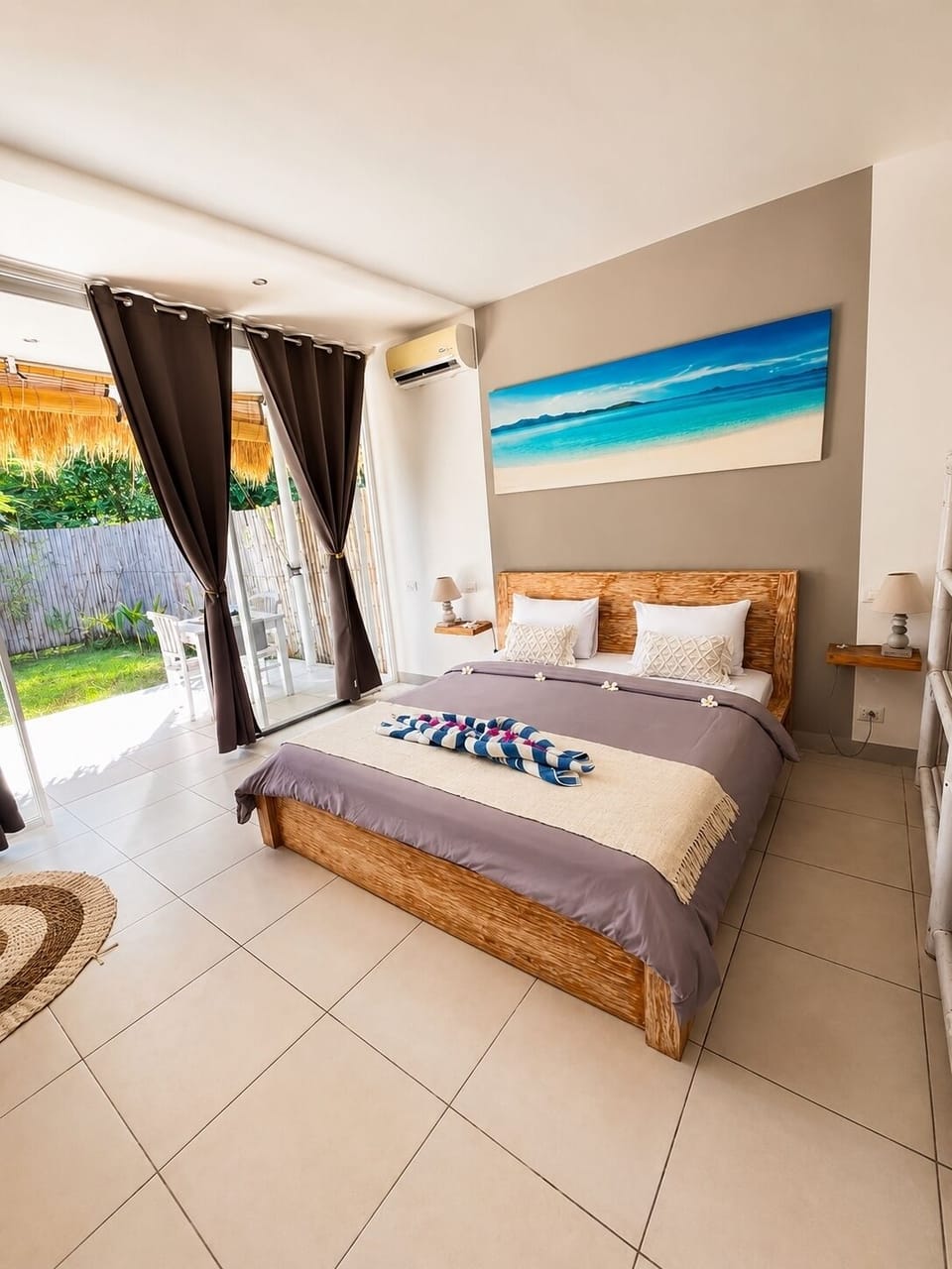 1 bedroom, Egyptian cotton sheets, premium bedding, down comforters