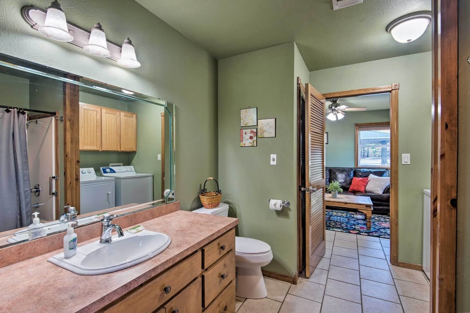 Full Bathroom | Towels & Linens Provided