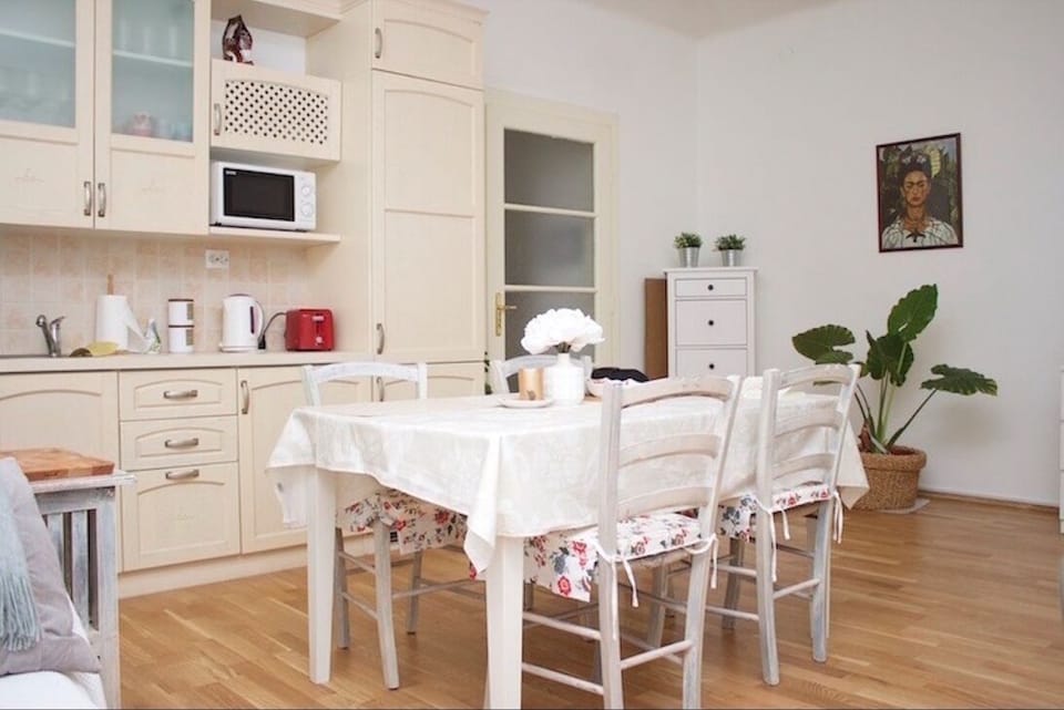 Kitchen table in a beautiful and bright kitchen connected with the living room. 
