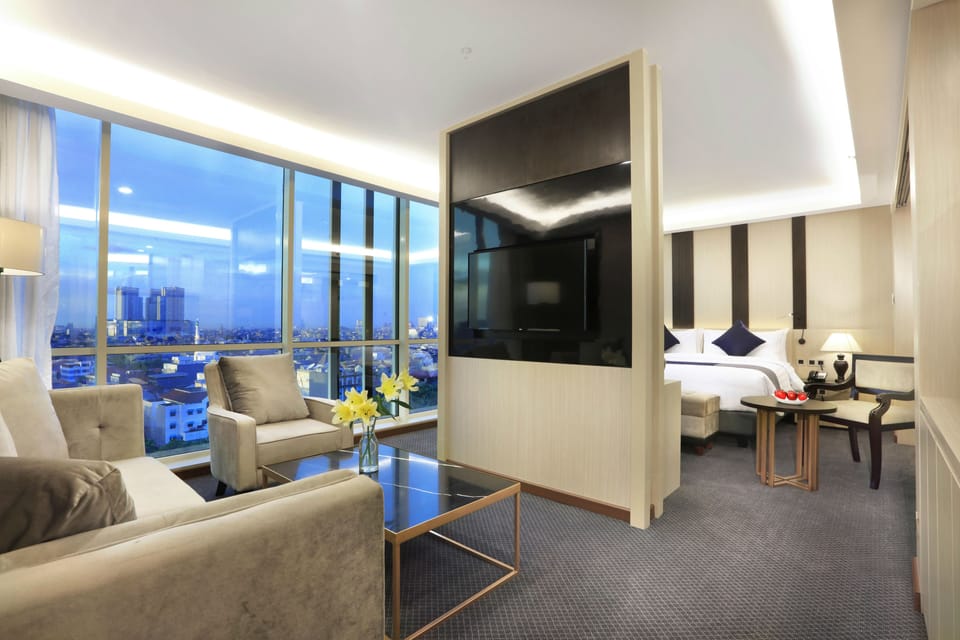 Suite (ASTON) | Living area | 40-inch flat-screen TV with cable channels, TV, DVD player