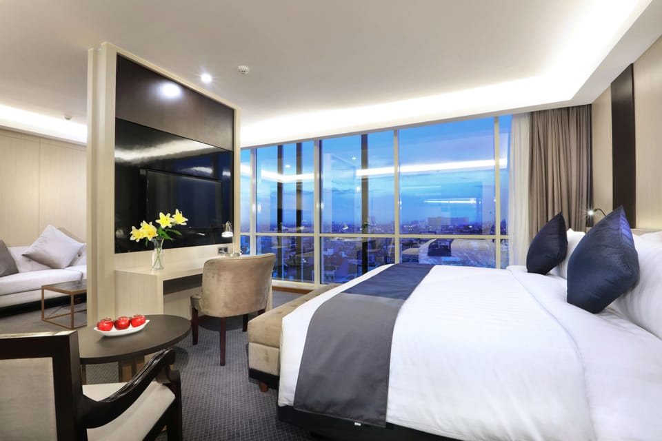 Suite (ASTON) | Premium bedding, minibar, in-room safe, desk