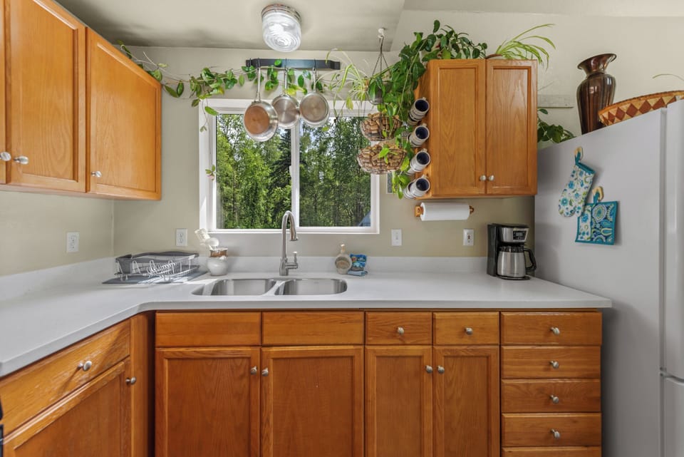 Full kitchen, refrigerator, oven/range, microwave, toaster, coffee maker, kettle
