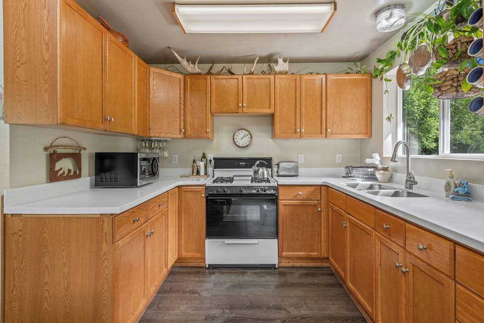 Full kitchen, refrigerator, oven/range, microwave, toaster, coffee maker, kettle