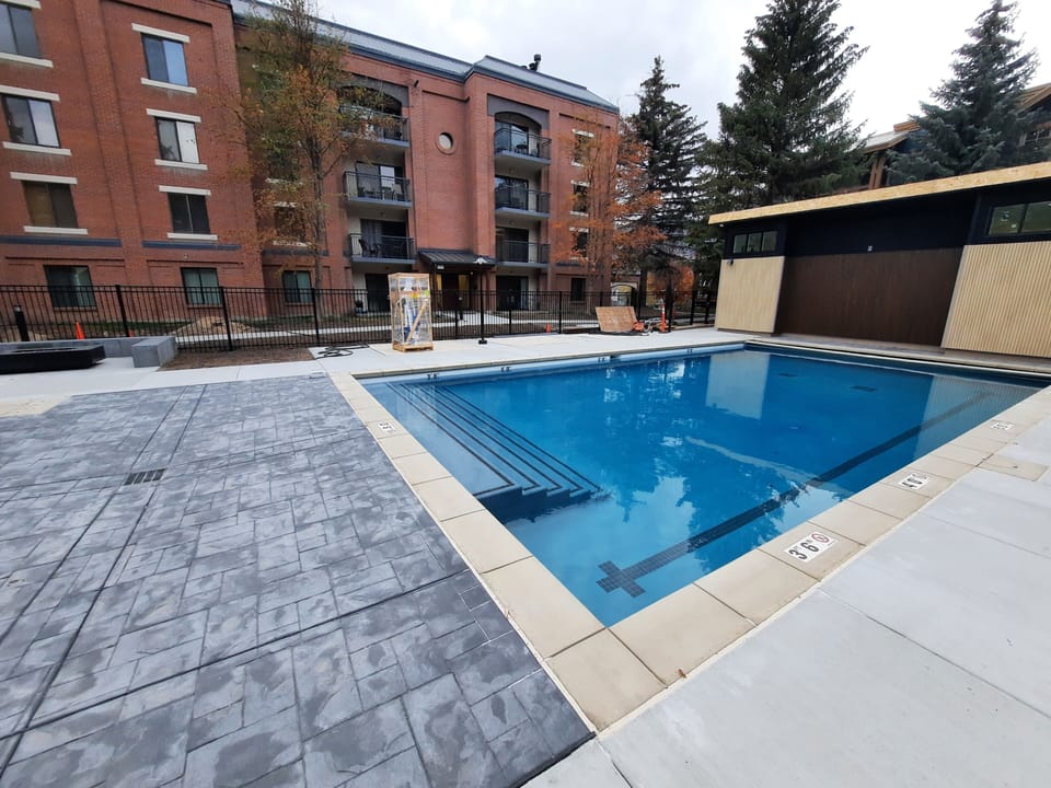 NEW POOL, HOT TUBS, FIRE PITS AND BBQS (Now OPEN Summer and Winter!)