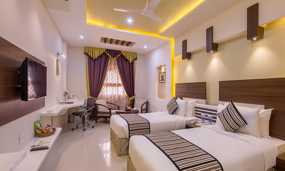 Standard Room, 1 King Bed | Hypo-allergenic bedding, in-room safe, iron/ironing board, rollaway beds
