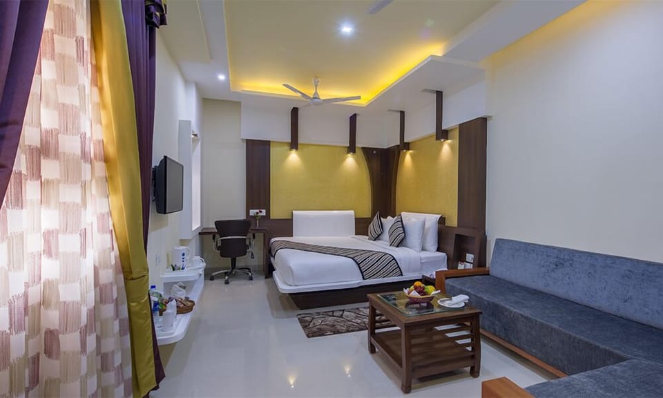 Standard Room, 1 King Bed | Hypo-allergenic bedding, in-room safe, iron/ironing board, rollaway beds
