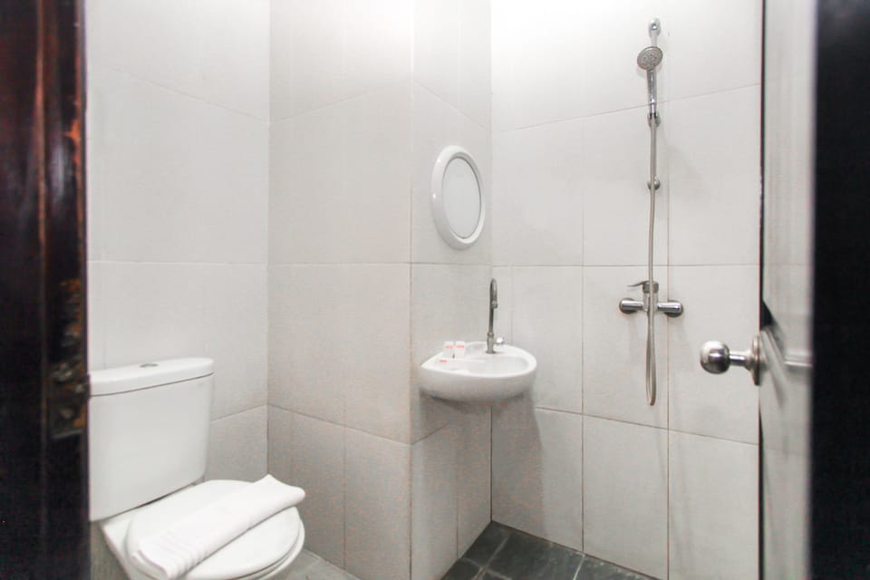 Standard Double Room, 1 Double Bed | Bathroom | Shower, towels