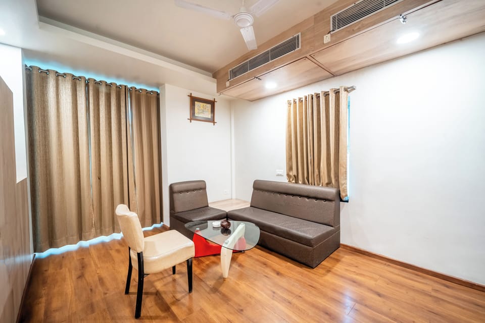 Premium Room | Desk, WiFi (free), bed sheets