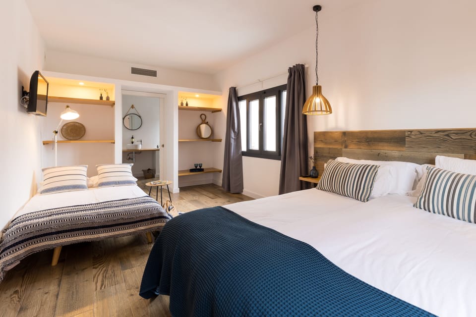 Superior Double Room | In-room safe, WiFi (free), bed sheets