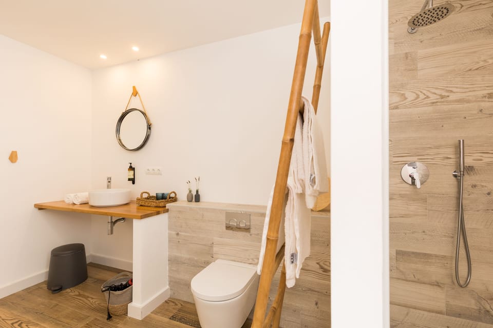 Superior Double Room | Bathroom | Shower, free toiletries, hair dryer, towels