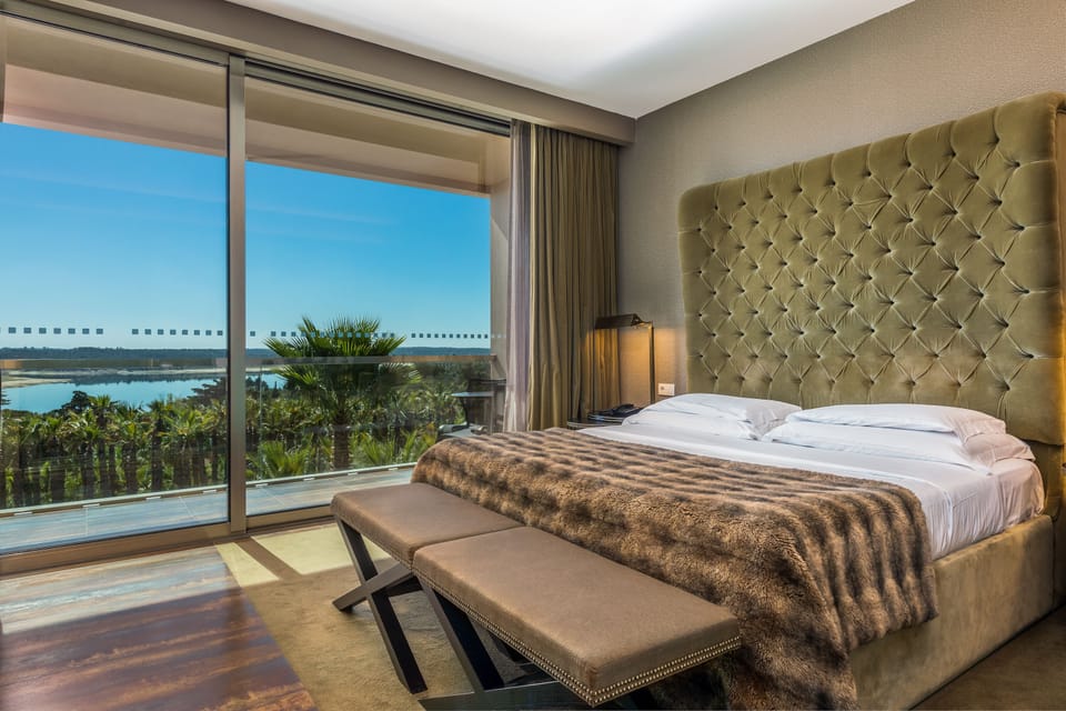 Superior Double or Twin Room, Lake View | Minibar, in-room safe, blackout drapes, soundproofing