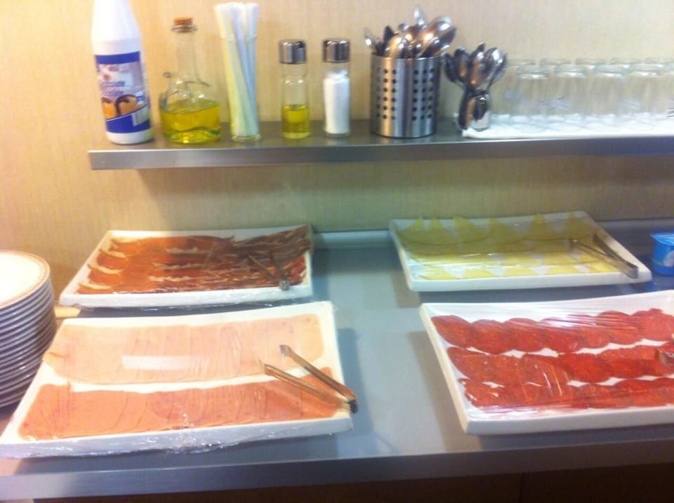 Lunch, dinner served; international cuisine, alfresco dining 