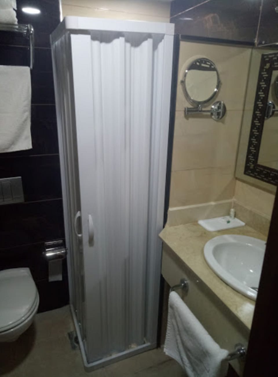 Shower, rainfall showerhead, free toiletries, towels