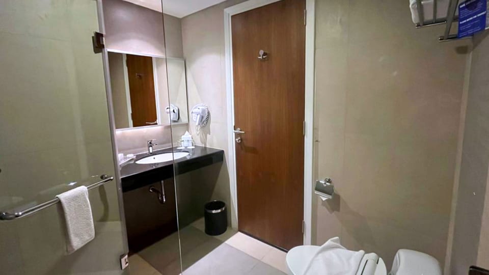 Combined shower/tub, rainfall showerhead, slippers, bidet
