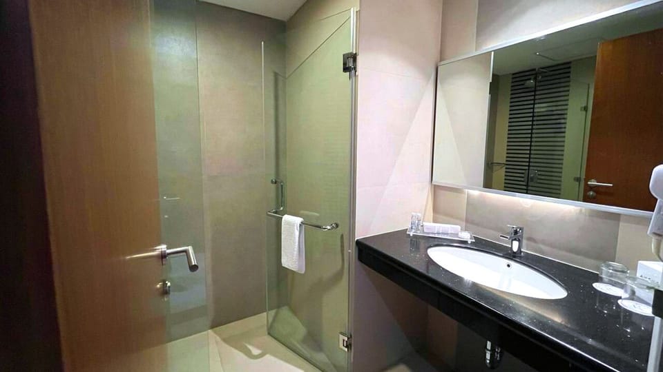 Superior Double Room, Non Smoking | Bathroom | Combined shower/tub, rainfall showerhead, slippers, bidet