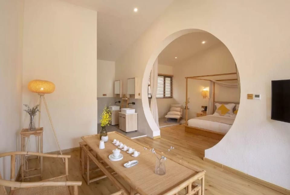 Premium Suite | Desk, blackout drapes, rollaway beds, free WiFi