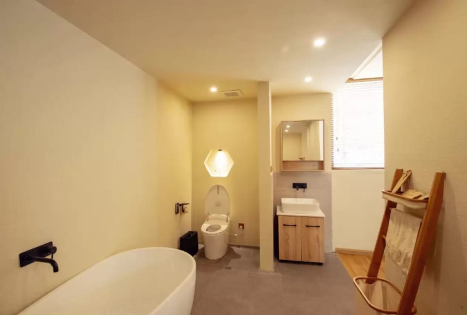 Double Room with Bathtub | Bathroom | Shower, free toiletries, hair dryer, slippers