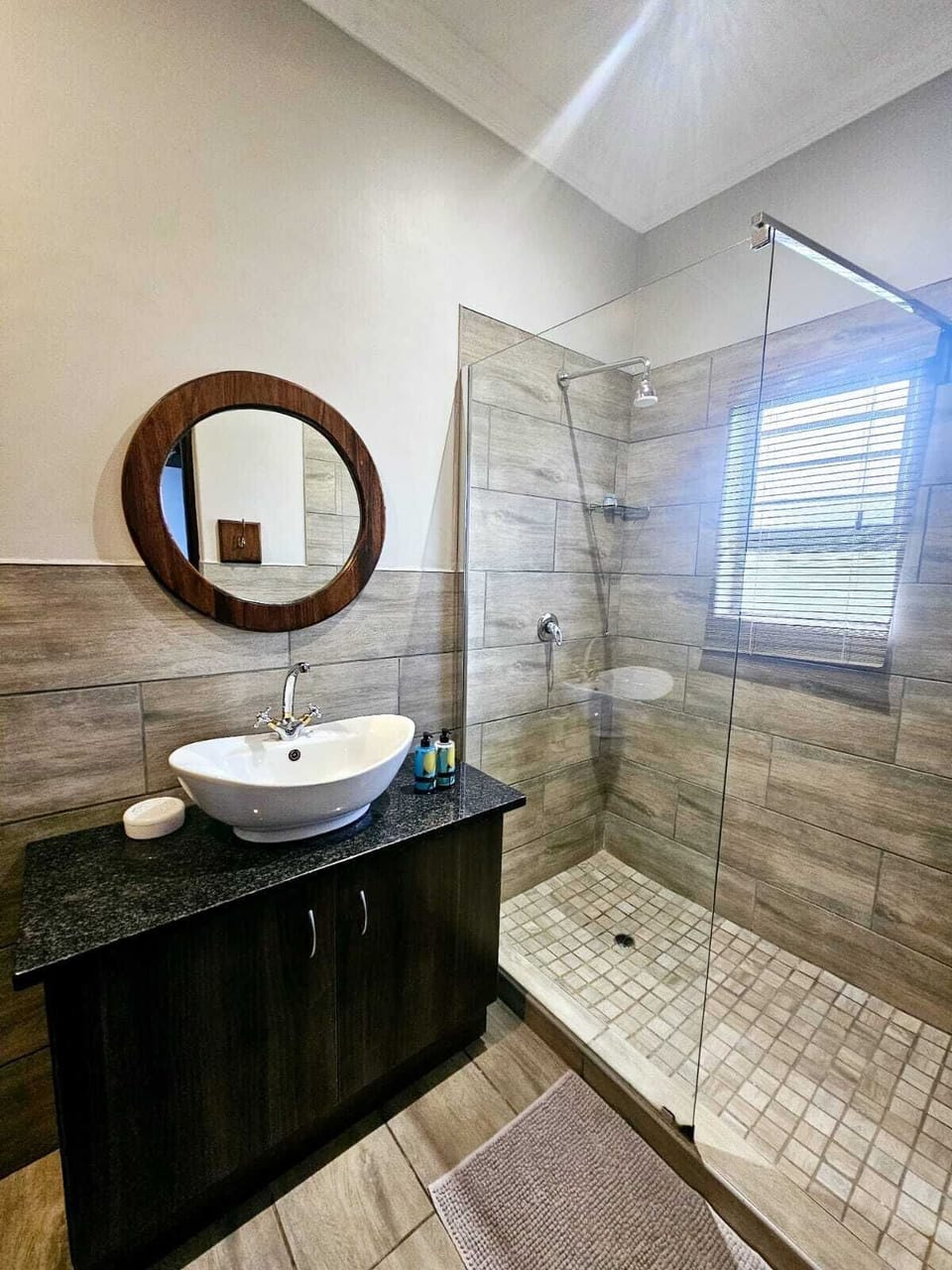 Superior Room, 1 King Bed | Bathroom | Shower, rainfall showerhead, free toiletries, hair dryer