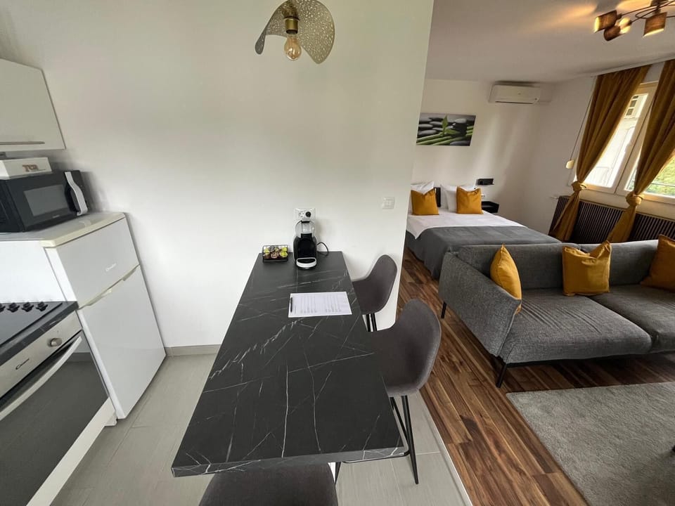 Deluxe Studio, Mountain View | In-room safe, soundproofing, free WiFi, bed sheets