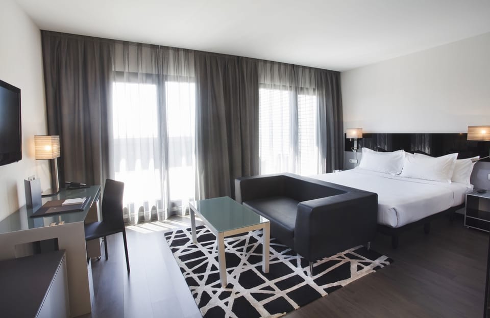 Superior Room, 1 King Bed | Egyptian cotton sheets, premium bedding, minibar, in-room safe