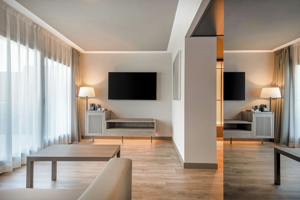 Superior Room, 1 King Bed | Egyptian cotton sheets, premium bedding, minibar, in-room safe