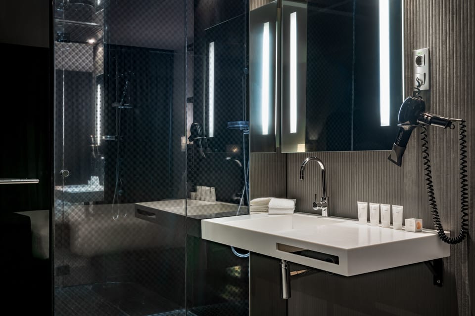 Shower, free toiletries, hair dryer, bidet