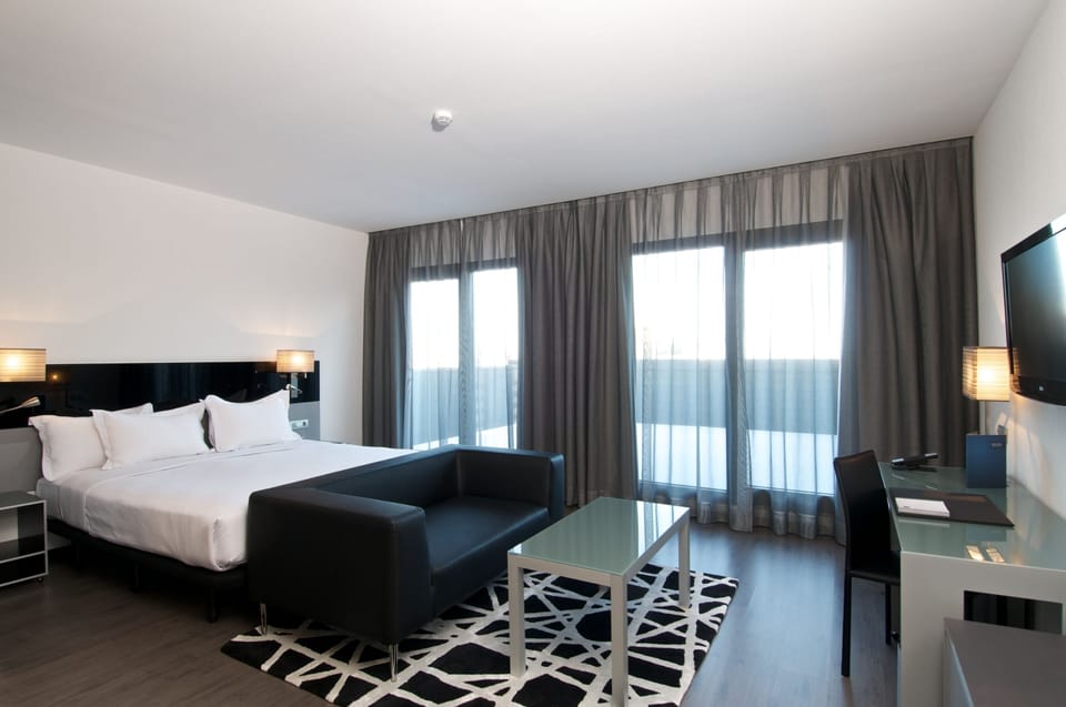 Egyptian cotton sheets, premium bedding, minibar, in-room safe