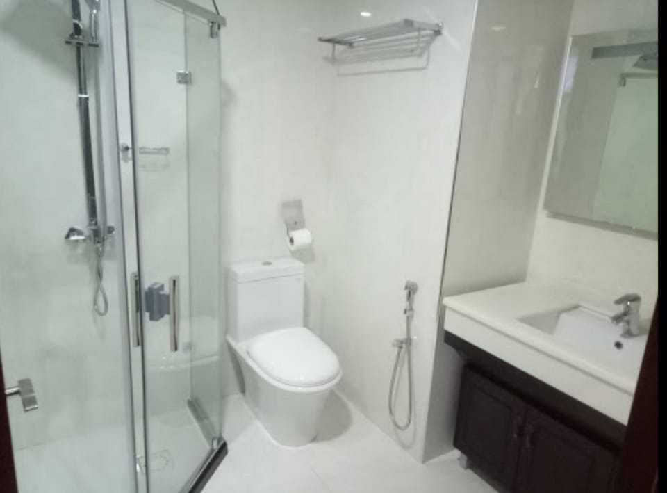 Combined shower/tub, free toiletries, hair dryer, soap