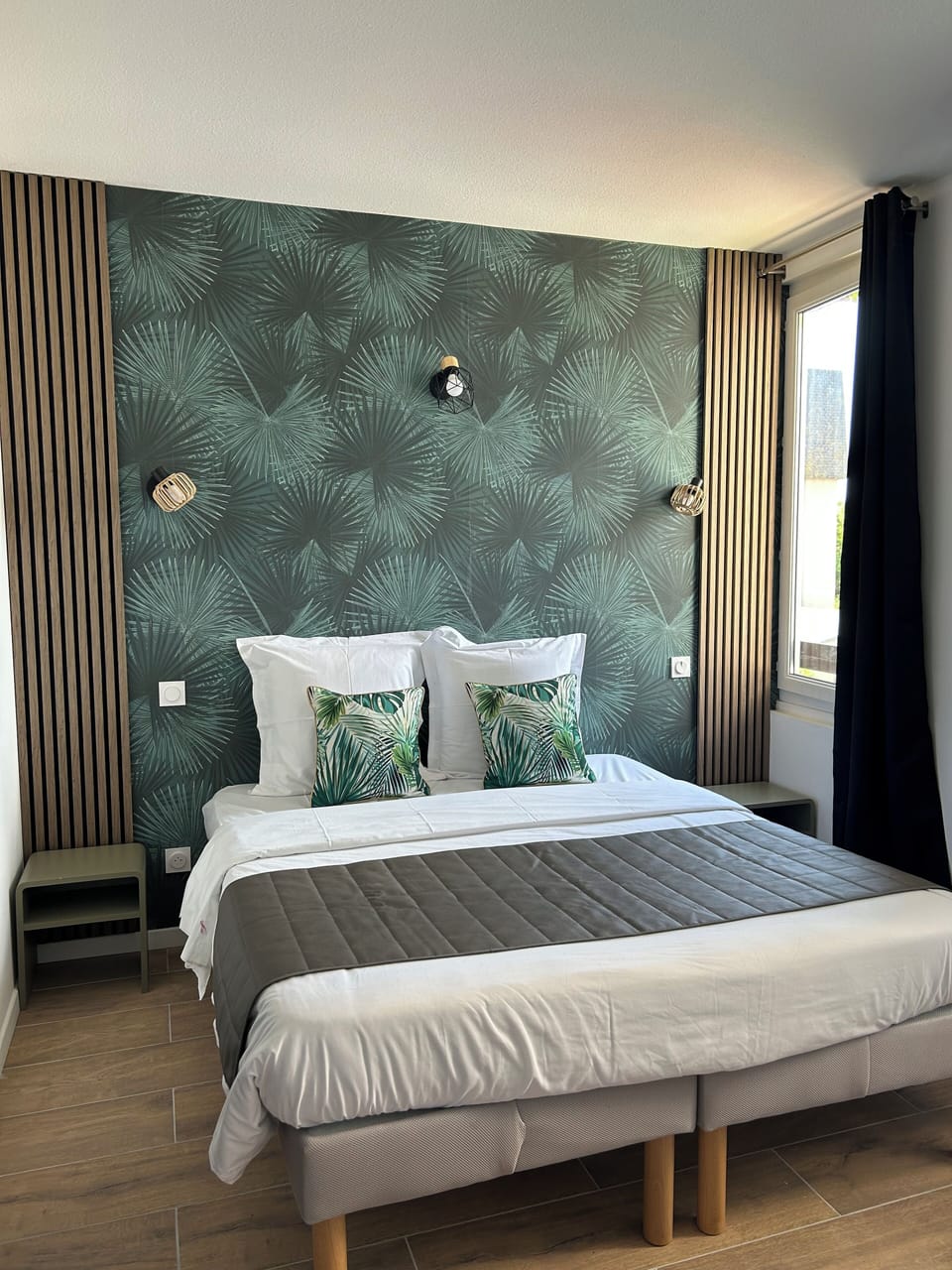 Standard Double Room, 1 Double Bed | Bathroom | Free toiletries, hair dryer, towels, soap