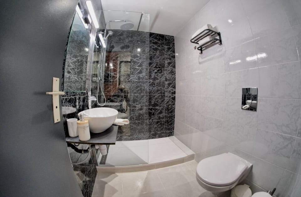Comfort Double Room (160 cm bed) | Bathroom | Free toiletries, hair dryer, towels, soap