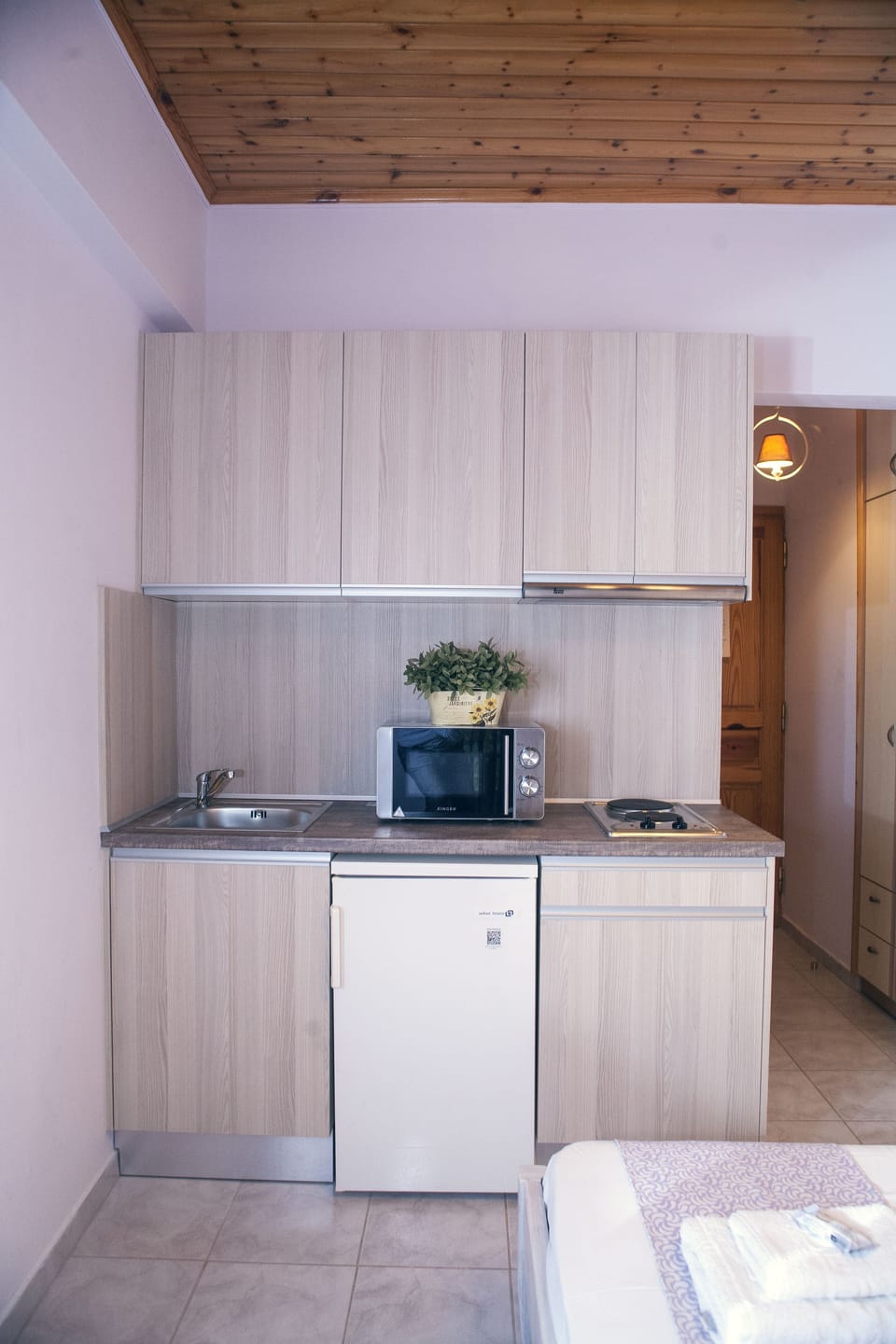 Deluxe Studio, Mountain View | Private kitchenette | Fridge, stovetop, cookware/dishes/utensils